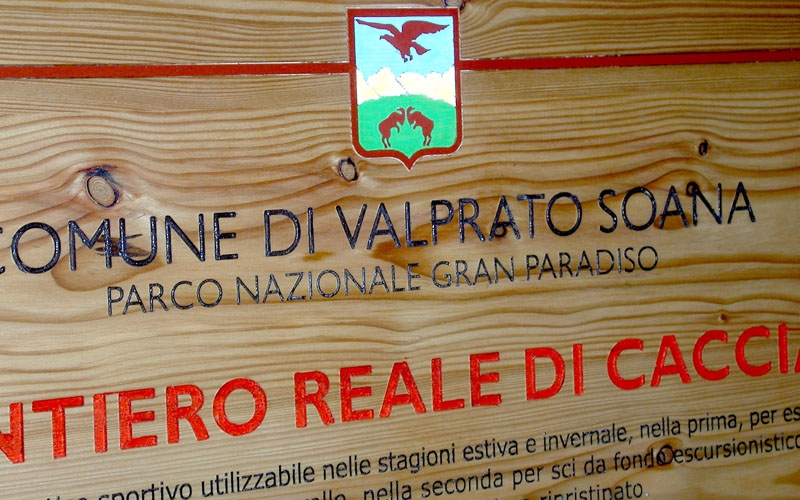 Pannello in legno con logo a colori