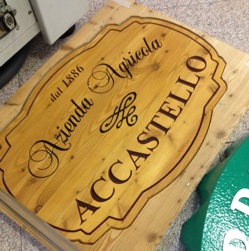 Tabella in legno incisa 2
