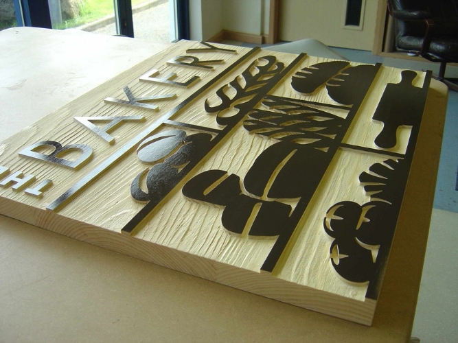 Lavorazione, incisione e colorazione su pannello di legno