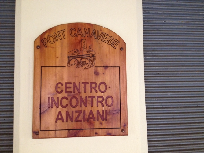Insegna in legno per centro incontro