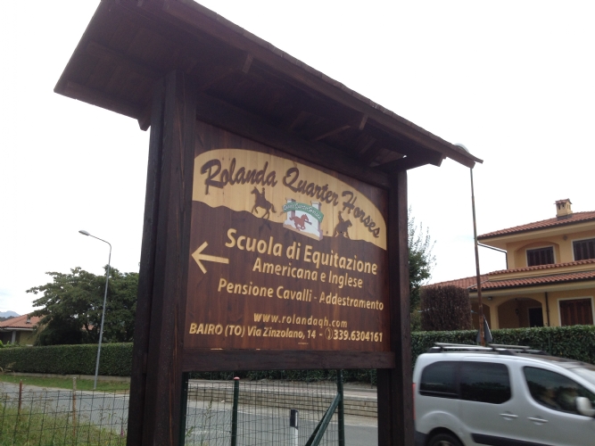 Cartello in legno con relativo tettuccio