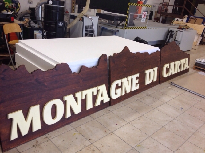 Insegna in legno lamellare per negozio con lettere in legno applicate 1