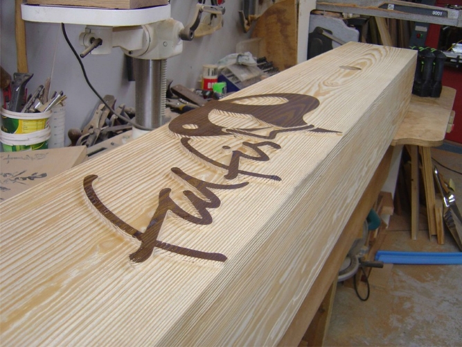 Insegne in Legno – Tronco di legno con scritta a rilievo