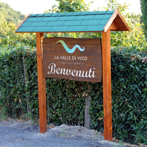 Cartello in legno con relativo tettuccio 5
