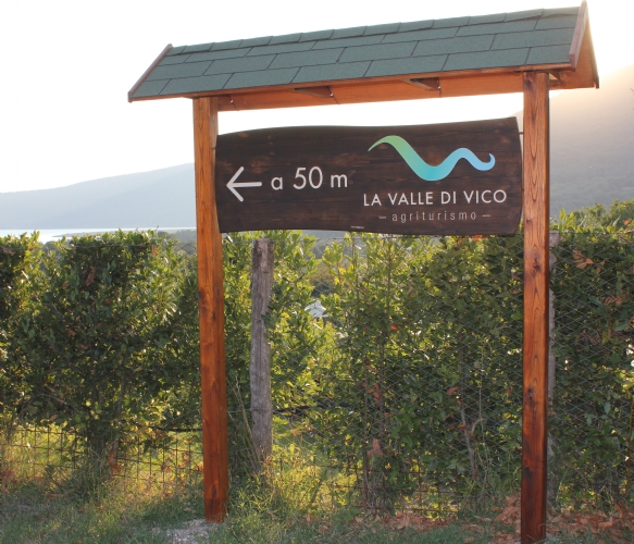 Cartello in legno con relativo tettuccio 3