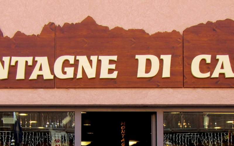 Insegna in legno lamellare per negozio con lettere in legno applicate