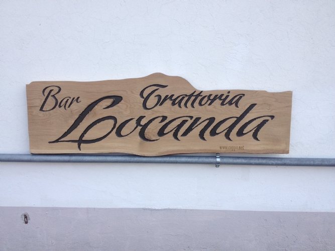 Insegna in legno su tavola grezza