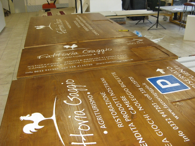 Pannelli in legno incisi per agriturismo