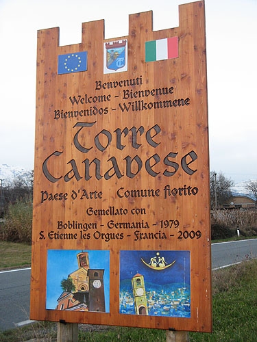 Insegna di legno per entrata paese