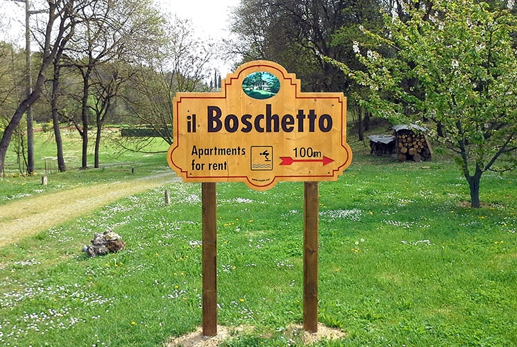 Tabella in legno incisa posizionata su pali