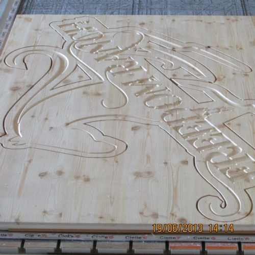 Lavorazione e incisione su pannello di legno lamellare 2