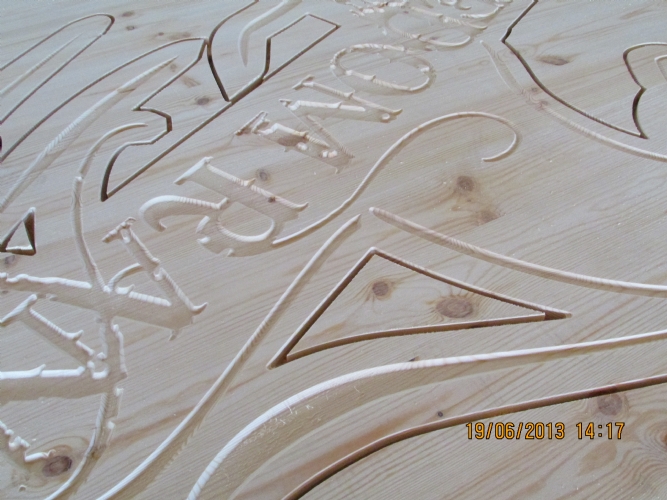 Lavorazione e incisione su pannello di legno lamellare