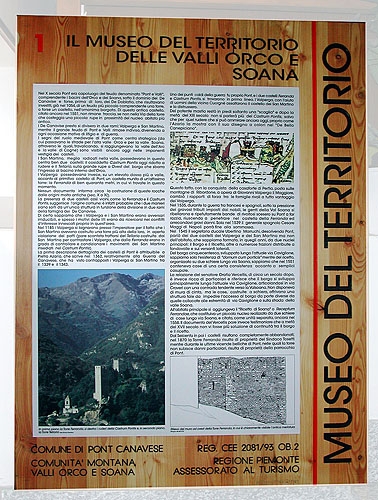 Scritte su pannello incastrate nel legno