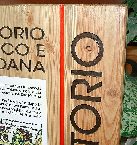 Particolare di pannello in legno inciso e con pannello stampato ad incastro
