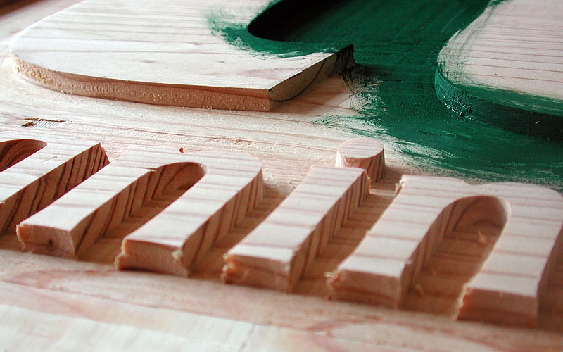 particolare di incisione su legno
