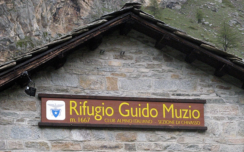 Insegna in legno per rifugio montano