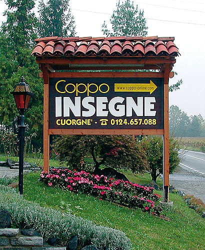 Insegna in legno con tettuccio