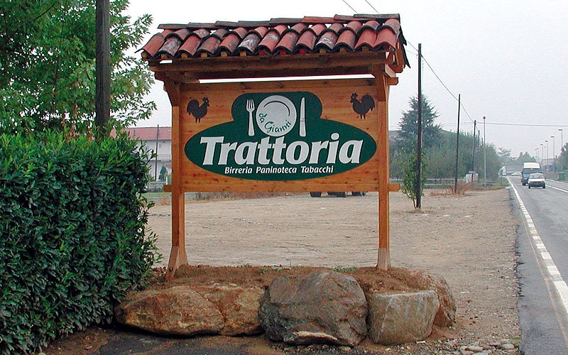 Insegna in legno con tettuccio per trattoria