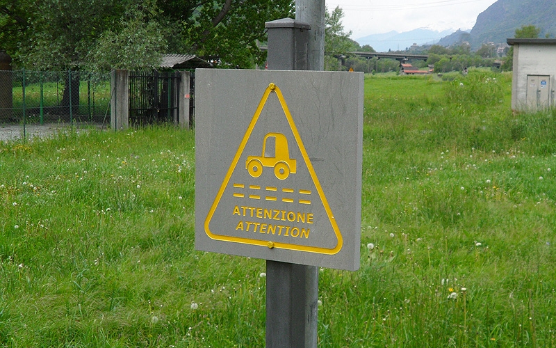 Cartello in pietra incisa per segnaletica percorso ambientale